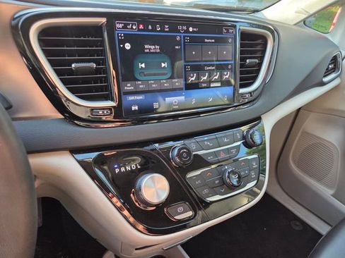 Used 2023 Chrysler Pacifica Touring-L FWD image 13