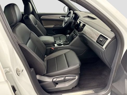Certified 2023 Volkswagen Atlas Cross Sport SE w/ Panoramic Sunroof Package FWD image 18