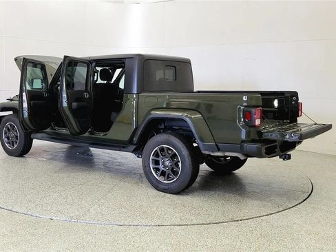 Used 2023 Jeep Gladiator Overland w/ Cold Weather Group AWD/4WD image 12