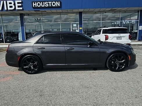 Used 2022 Chrysler 300 Touring w/ Sport Appearance Package RWD image 8