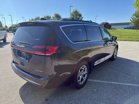 Used 2023 Chrysler Pacifica Limited FWD image 5