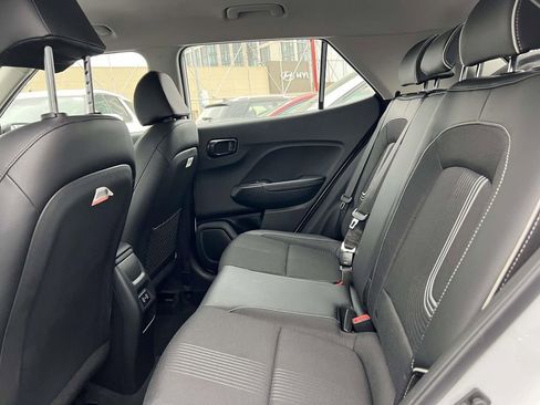 Used 2024 Hyundai Venue Limited image 17