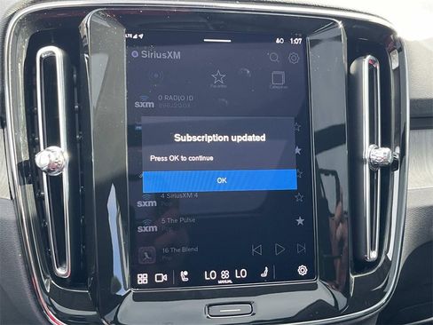 Used 2025 Volvo XC40 B5 Core w/ Climate Package image 33