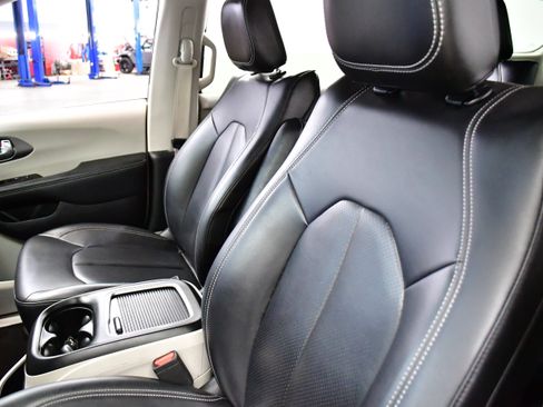 Used 2024 Chrysler Pacifica Limited FWD image 9