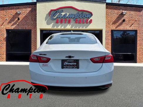 Used 2018 Chevrolet Malibu LT w/ Driver Confidence Package FWD image 5