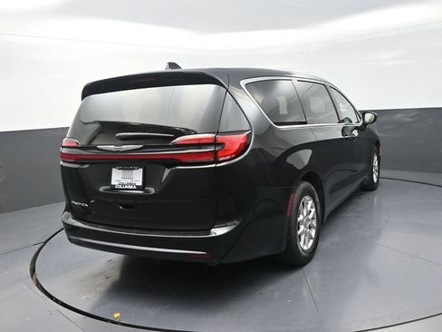 Used 2023 Chrysler Pacifica Touring-L FWD image 9