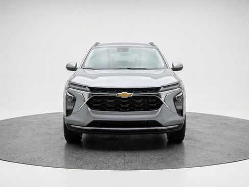 Used 2025 Chevrolet Trax LT image 2