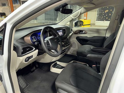 Used 2023 Chrysler Voyager LX FWD image 28