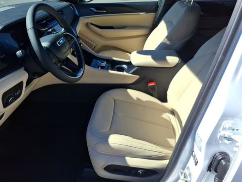 New 2025 Jeep Grand Cherokee Limited w/ Luxury Tech Group II image 2