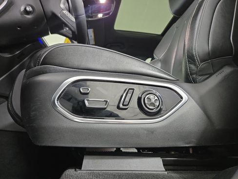 Used 2023 Jeep Grand Cherokee Overland w/ Luxury Tech Group IV AWD/4WD image 34