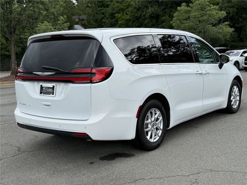 Used 2023 Chrysler Pacifica Touring-L FWD image 28