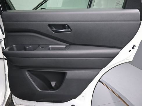 Used 2023 Nissan Pathfinder SV image 17