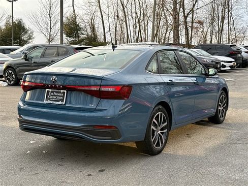 Certified 2025 Volkswagen Jetta SE w/ Sunroof Package image 3