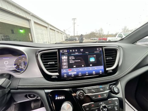 Used 2024 Chrysler Pacifica Touring-L w/ S Appearance Package image 15