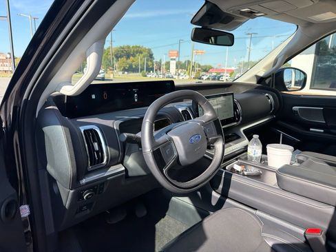 Used 2025 Ford Expedition Platinum AWD/4WD image 4