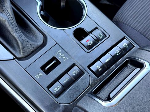 Used 2022 Toyota Highlander LE image 25