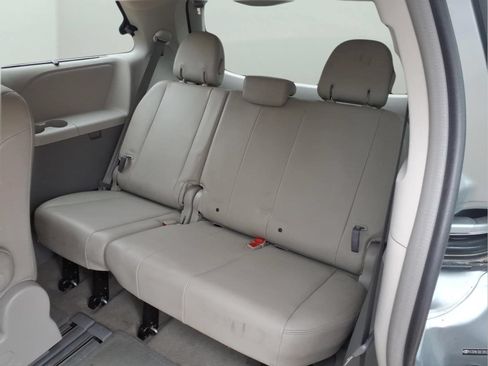 Used 2013 Toyota Sienna XLE FWD image 32