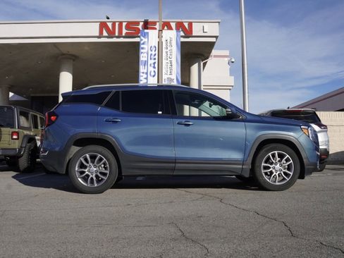 Used 2024 GMC Terrain SLT image 3
