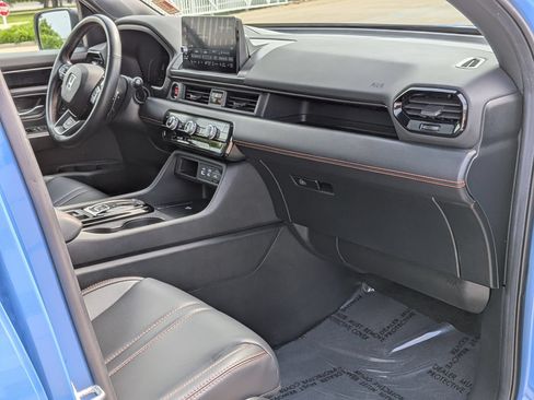 Used 2025 Honda Pilot TrailSport image 32