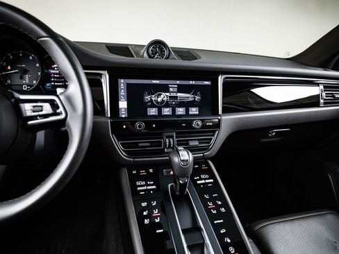 Certified 2025 Porsche Macan AWD/4WD image 19