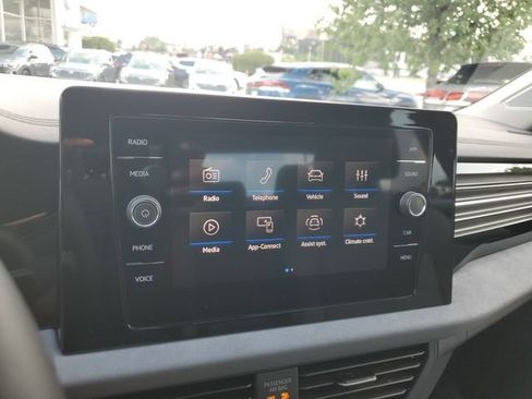 Certified 2025 Volkswagen Jetta SE FWD image 25