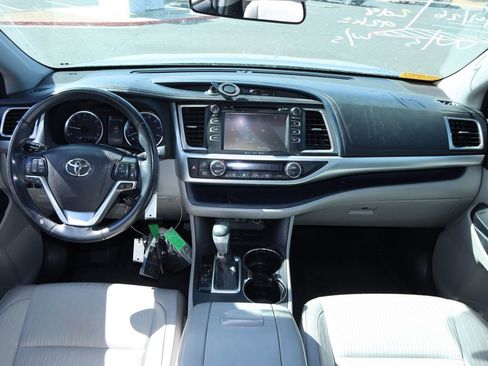 Used 2018 Toyota Highlander Plus w/ Carpet Mat Package (TMS) image 7