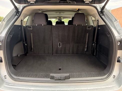 Used 2025 Toyota Highlander LE FWD image 13