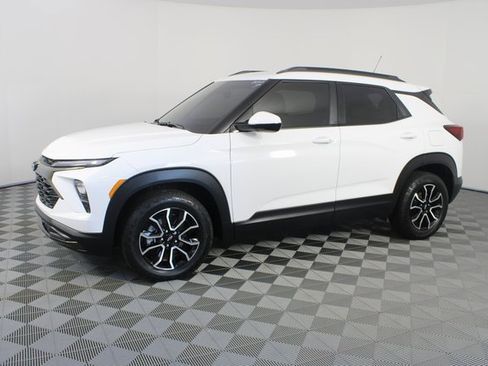 Used 2024 Chevrolet TrailBlazer ACTIV w/ Convenience Package image 2