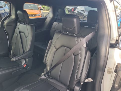 New 2026 Chrysler Pacifica Select image 11