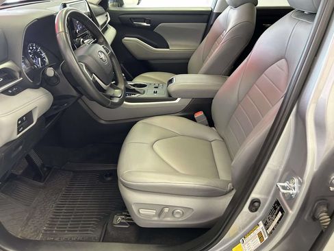 Used 2024 Toyota Highlander XLE FWD image 17