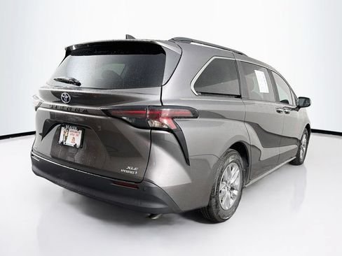 Used 2023 Toyota Sienna XLE FWD image 10