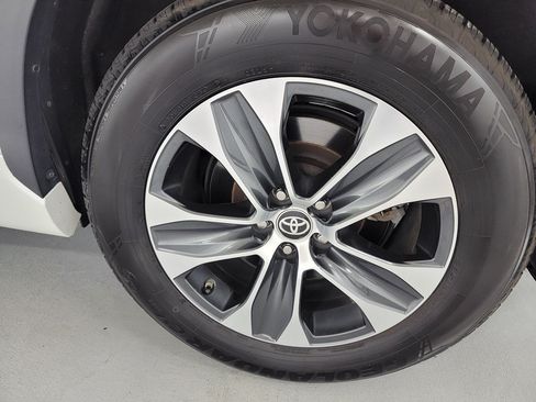 Used 2022 Toyota Highlander XLE AWD/4WD image 11