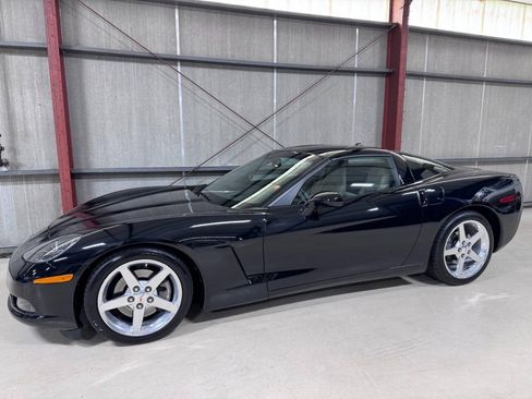 Used 2005 Chevrolet Corvette Coupe w/ Preferred Equipment Group RWD image 4