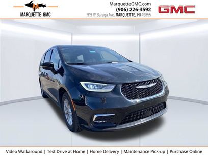 Used 2025 Chrysler Pacifica Select