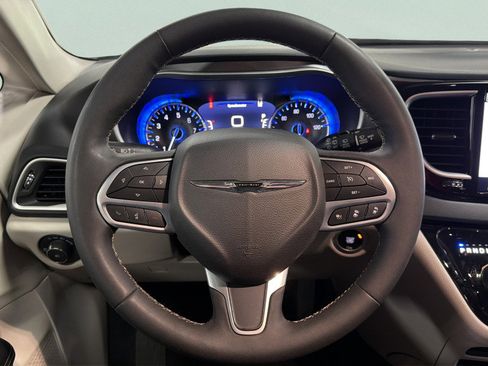 Used 2024 Chrysler Pacifica Touring-L FWD image 37