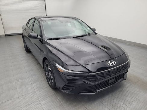 Used 2025 Hyundai Elantra SEL FWD image 13