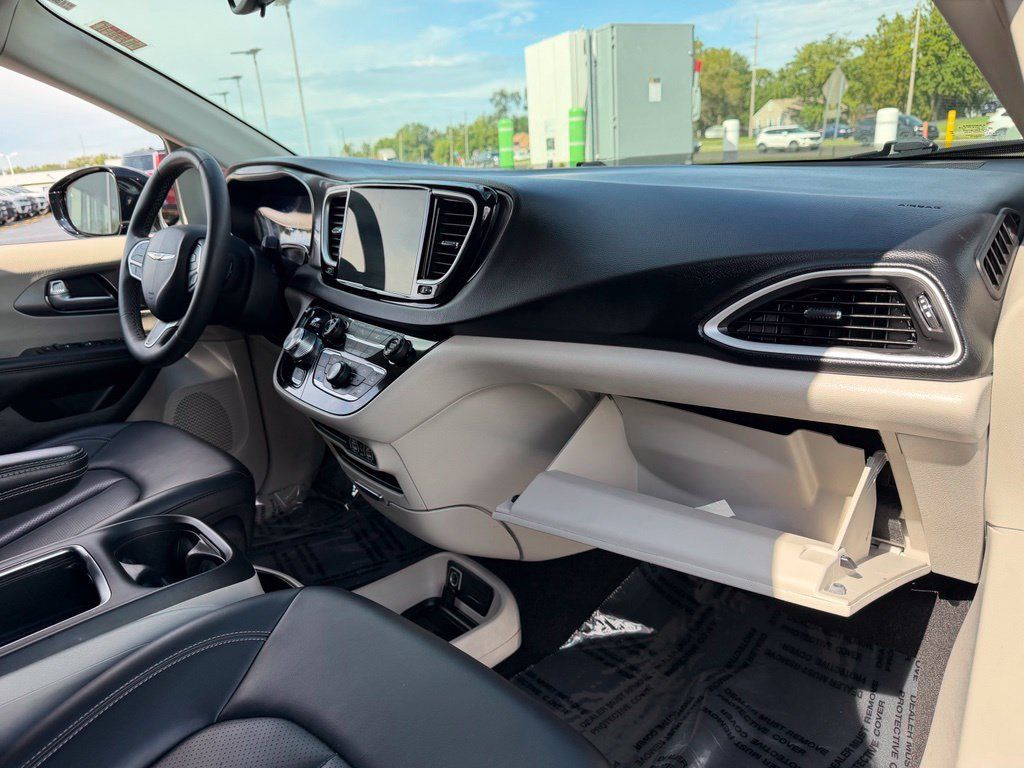 Used 2024 Chrysler Pacifica Touring-L FWD image 11