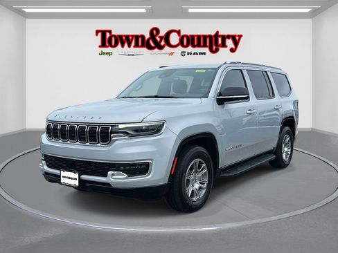 Used 2023 Jeep Wagoneer Base image 3