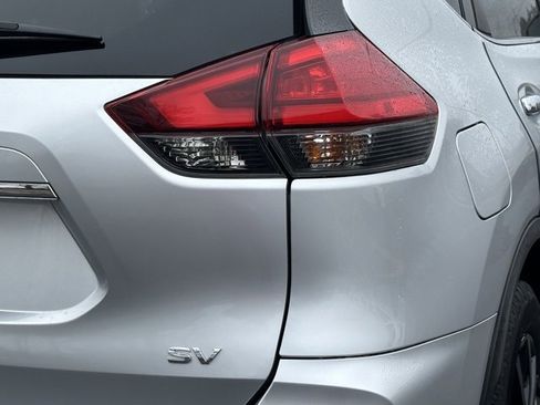 Used 2017 Nissan Rogue SV w/ SV Premium Package image 15