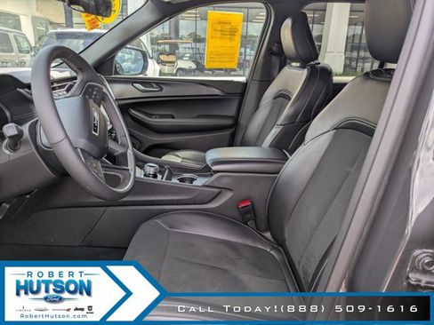 Used 2025 Jeep Grand Cherokee Altitude image 17