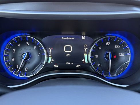 Used 2025 Chrysler Pacifica Select image 42