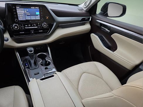 Used 2021 Toyota Highlander Limited FWD image 12