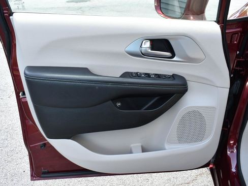 Used 2018 Chrysler Pacifica Touring-L FWD image 38