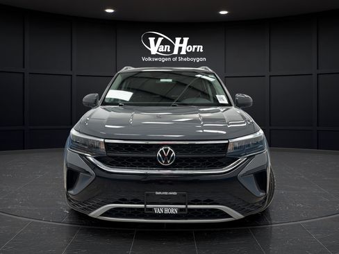 Used 2022 Volkswagen Taos SE w/ Panoramic Sunroof Package AWD/4WD image 2