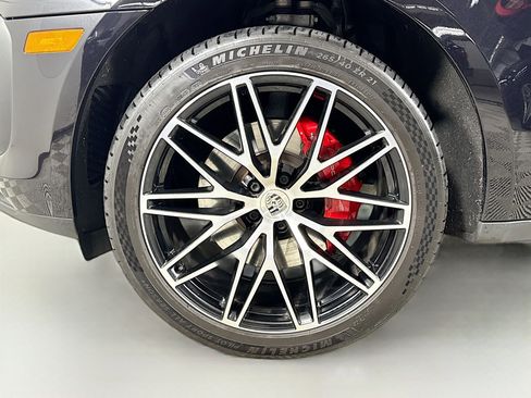 Certified 2022 Porsche Macan S image 30