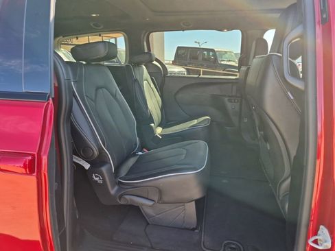 New 2025 Chrysler Pacifica Limited w/ Trailer Tow Group image 32