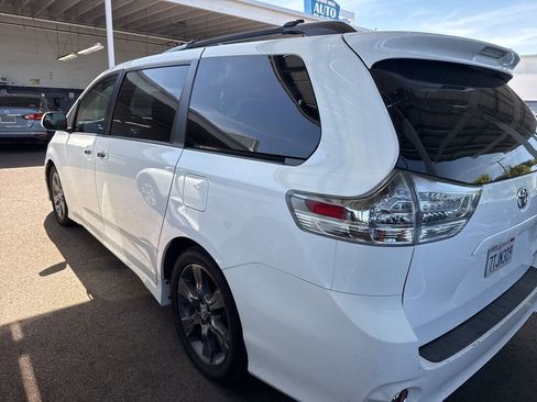 Used 2016 Toyota Sienna SE FWD image 4