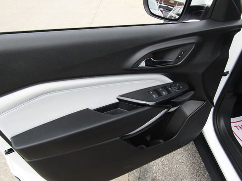 Used 2025 Chevrolet Trax LT w/ LT Convenience Package FWD image 18