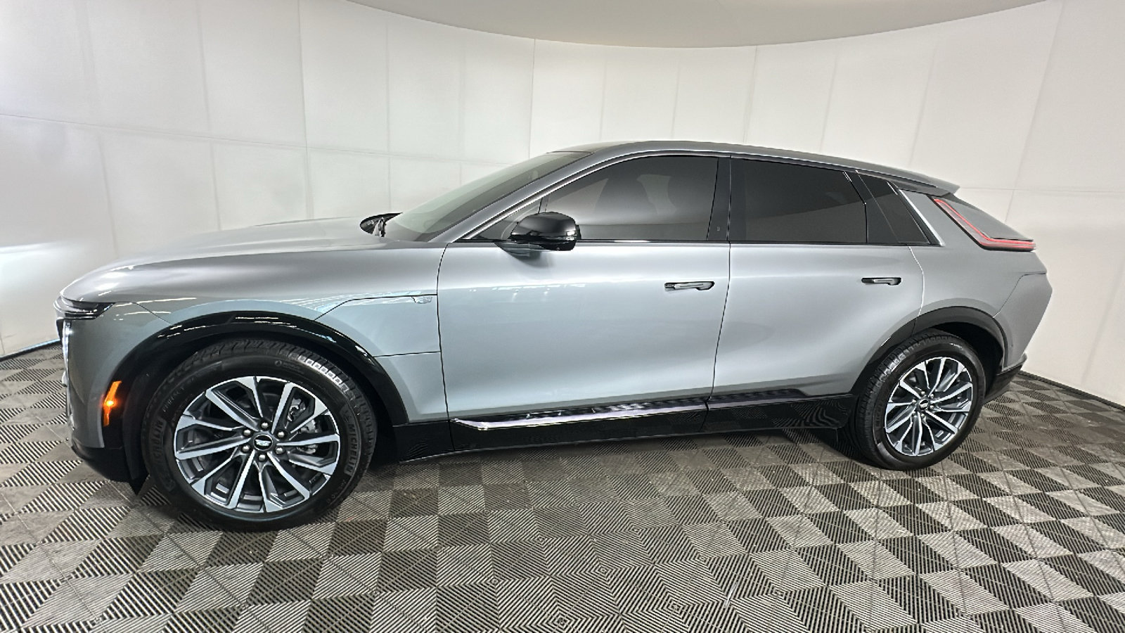 Used 2024 Cadillac Lyriq Sport AWD/4WD image 7