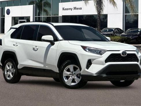 Used 2021 Toyota RAV4 XLE w/ Convenience Package FWD image 2